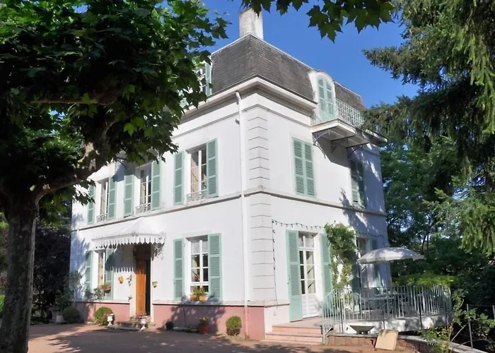 Les Jardins De L'hacienda Bed and Breakfast Tarare